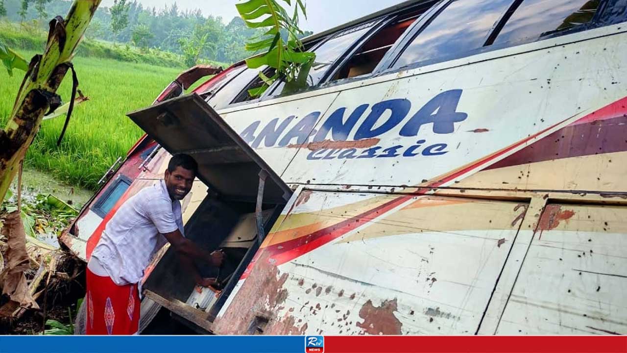 পাইকগাছায় ১০ দিনে খাদে পড়ল চার যানবাহন, আহত ২৬