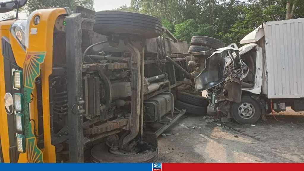 ট্রাক-কাভার্ডভ্যান সংঘর্ষে প্রাণ গেল হেলপারের