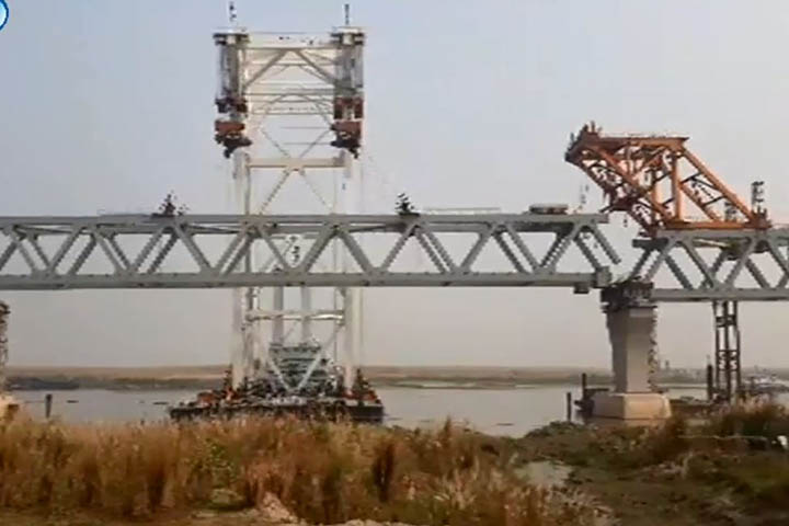 পদ্মা সেতুতে বসলো ১৭তম স্প্যান