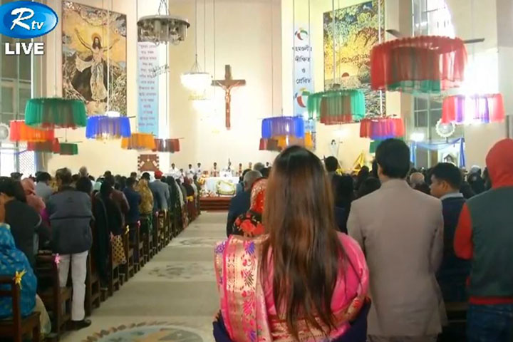 বড়দিনের প্রার্থনায় বিশ্ববাসীর শান্তি ও মঙ্গল কামনা