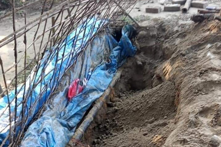 কবর থেকে পীরের লাশ তুলে পালালো শিষ্যরা