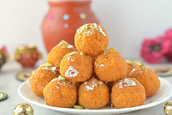 পূজায় রকমারি নাড়ু-লাড্ডু