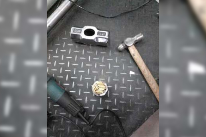 হাতুড়ির ভেতর মিলল ৫ কেজি স্বর্ণ