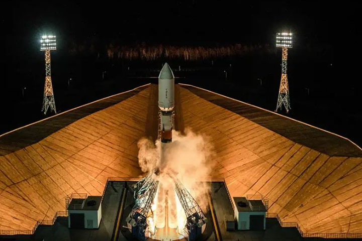 Russian Soyuz docks at ISS, cosmonauts and astronaut aboard