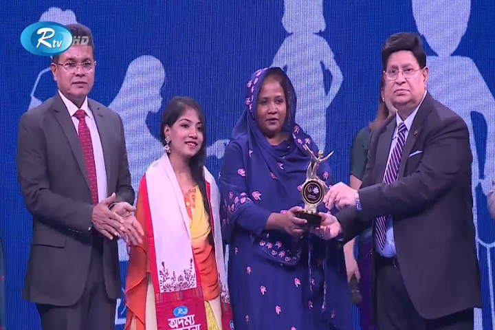 পা দিয়ে লিখে এইচএসসি জয় সোনিয়াকে ‘আরটিভি অদম্য সম্মাননা’