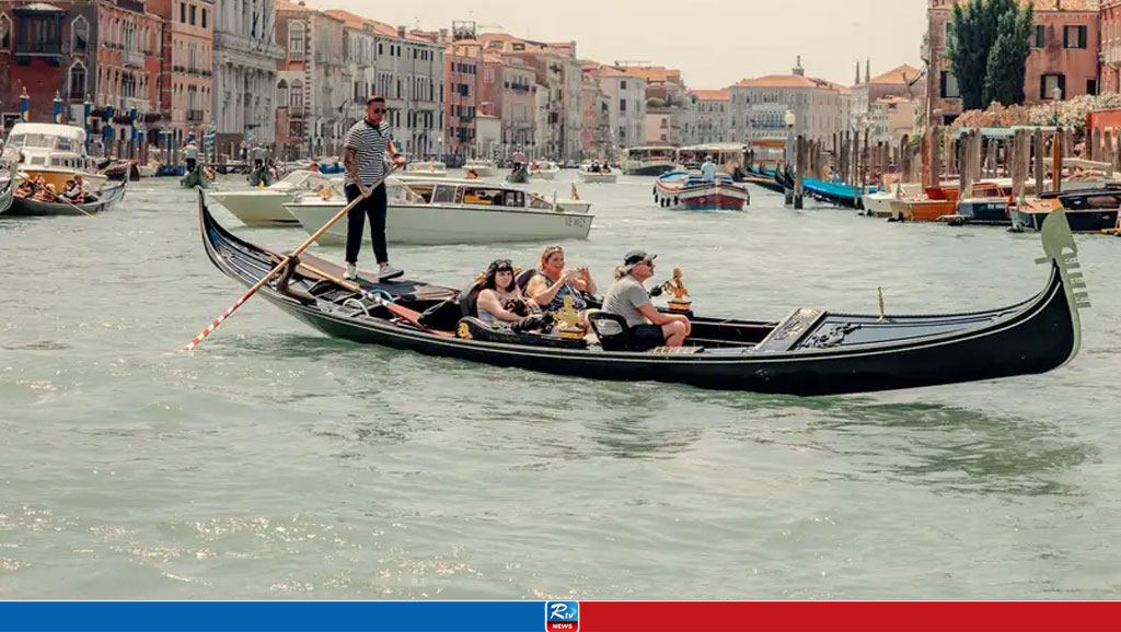 Venice bans large tourist groups