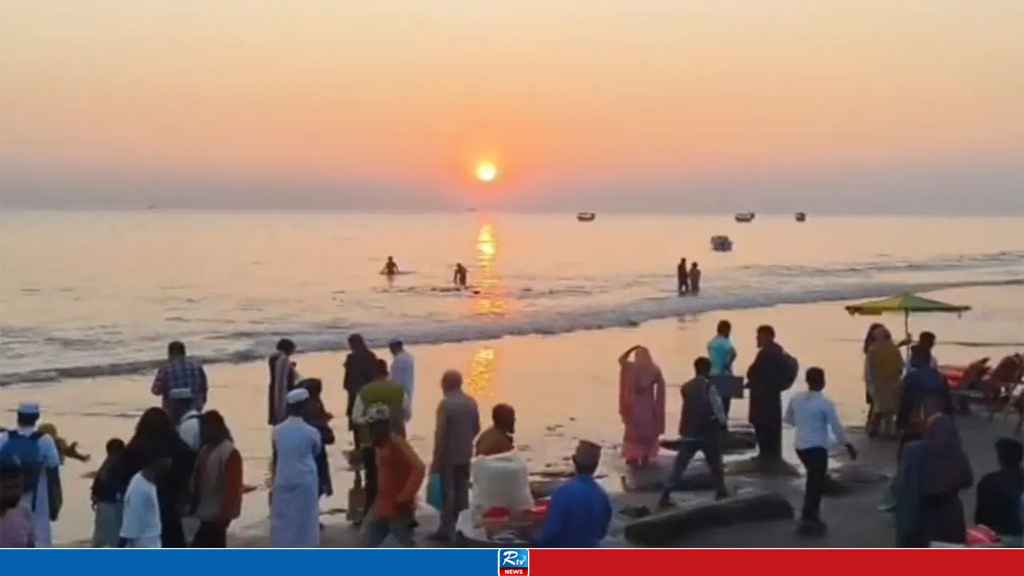 সৈকতে দাঁড়িয়ে বছরের শেষ সূর্যকে বিদায় জানালেন পর্যটকরা