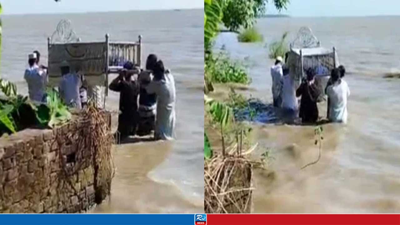 মেঘনার ভাঙনে তলিয়ে গেছে সড়ক, কোমরসমান পানি মাড়িয়ে মুদি দোকানির শেষ বিদায়