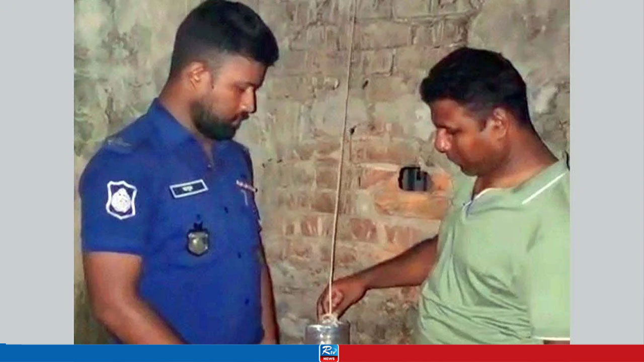 ইটের ফাঁক দিয়ে টাকা দিলেই উপর থেকে নেমে আসে মাদক