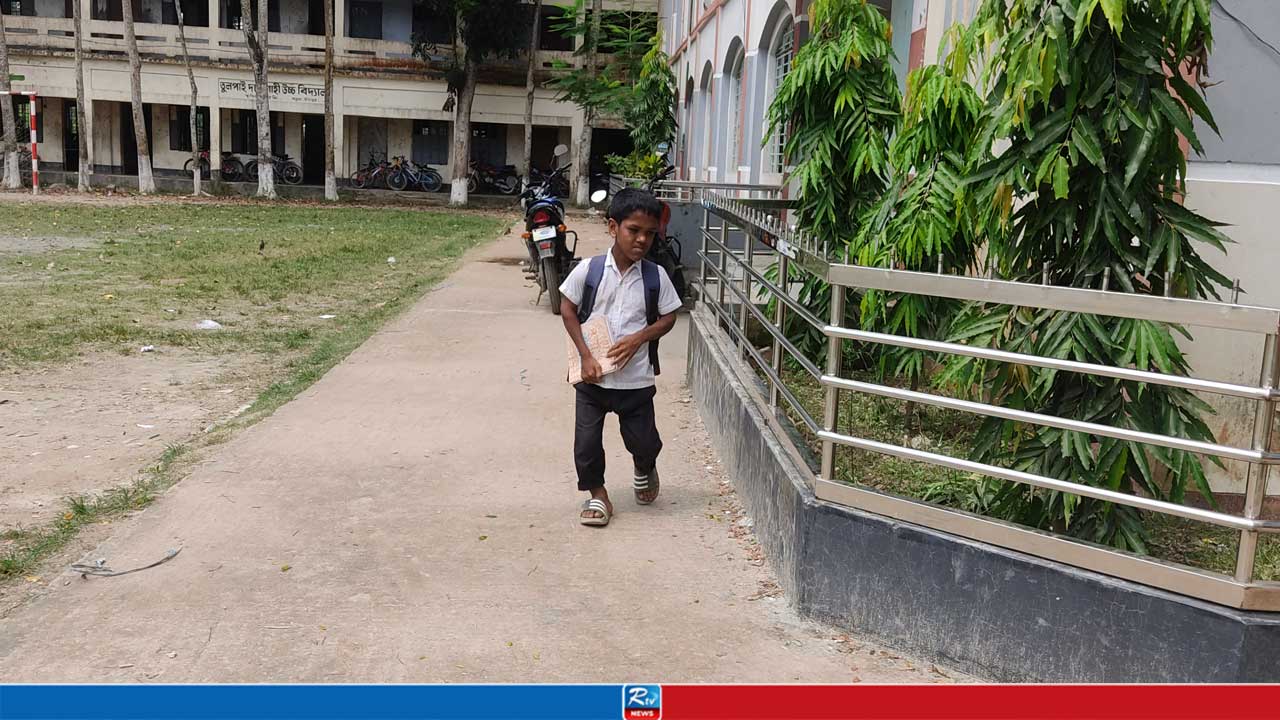 প্রতিবন্ধকতাও থামাতে পারেনি প্রতিবন্ধী ফয়েজকে