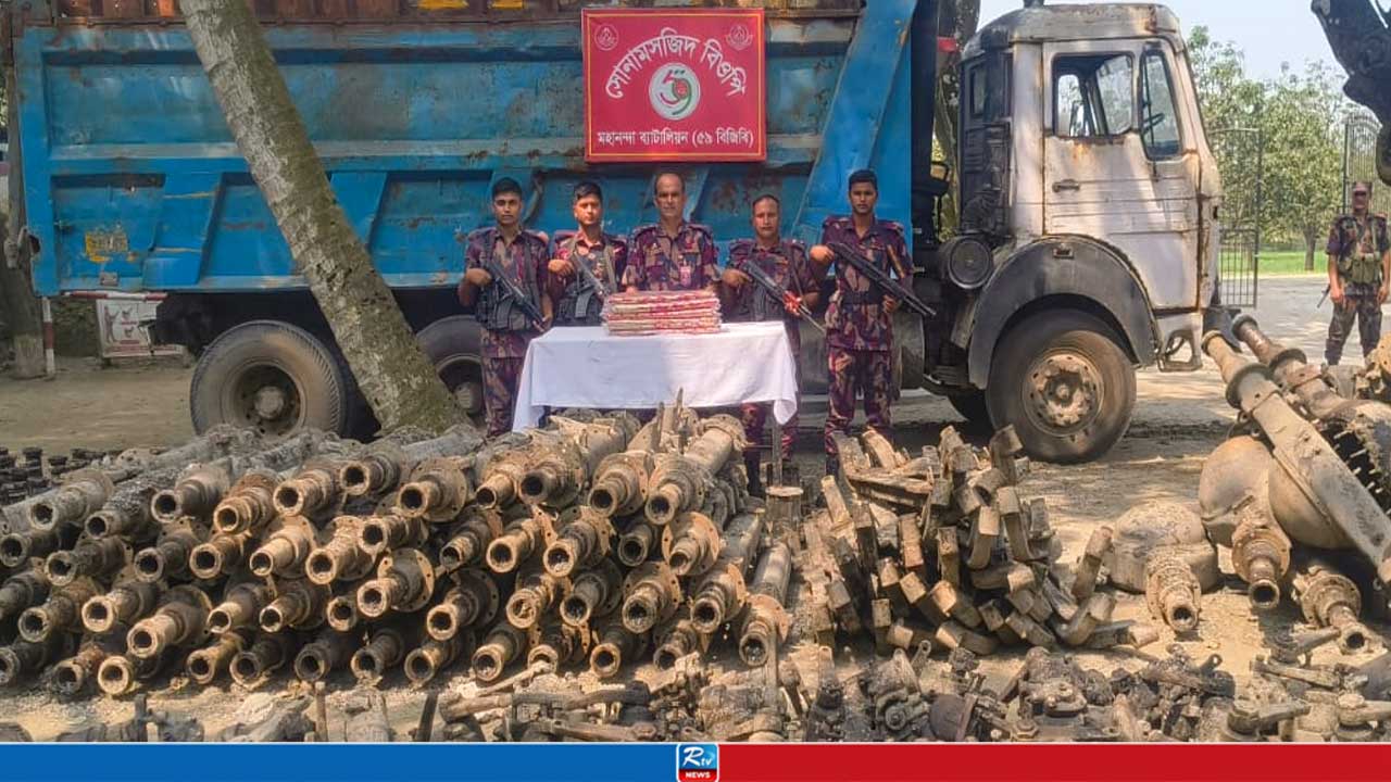 চাঁপাইনবাবগঞ্জের সীমান্তে তিন কোটি টাকার চোরাচালানি পণ্য জব্দ