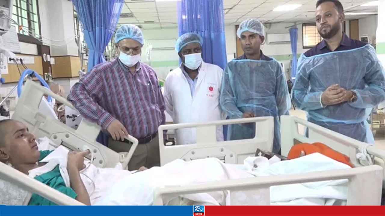 জুলাই শহীদ জুবায়েরের বোনের চিকিৎসার খোঁজ নিলেন প্রধানমন্ত্রী