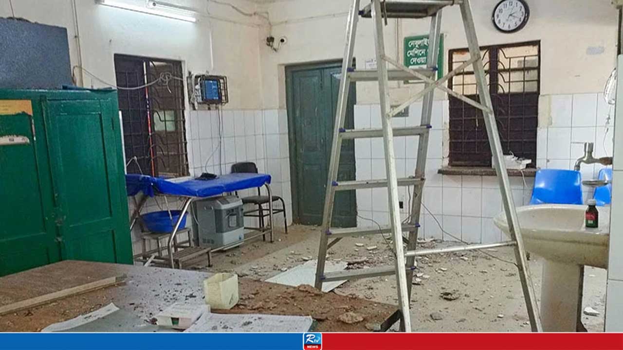 বারবার ধসে পড়ে ছাদের পলেস্তারা, এবার রোগীসহ আহত ৫