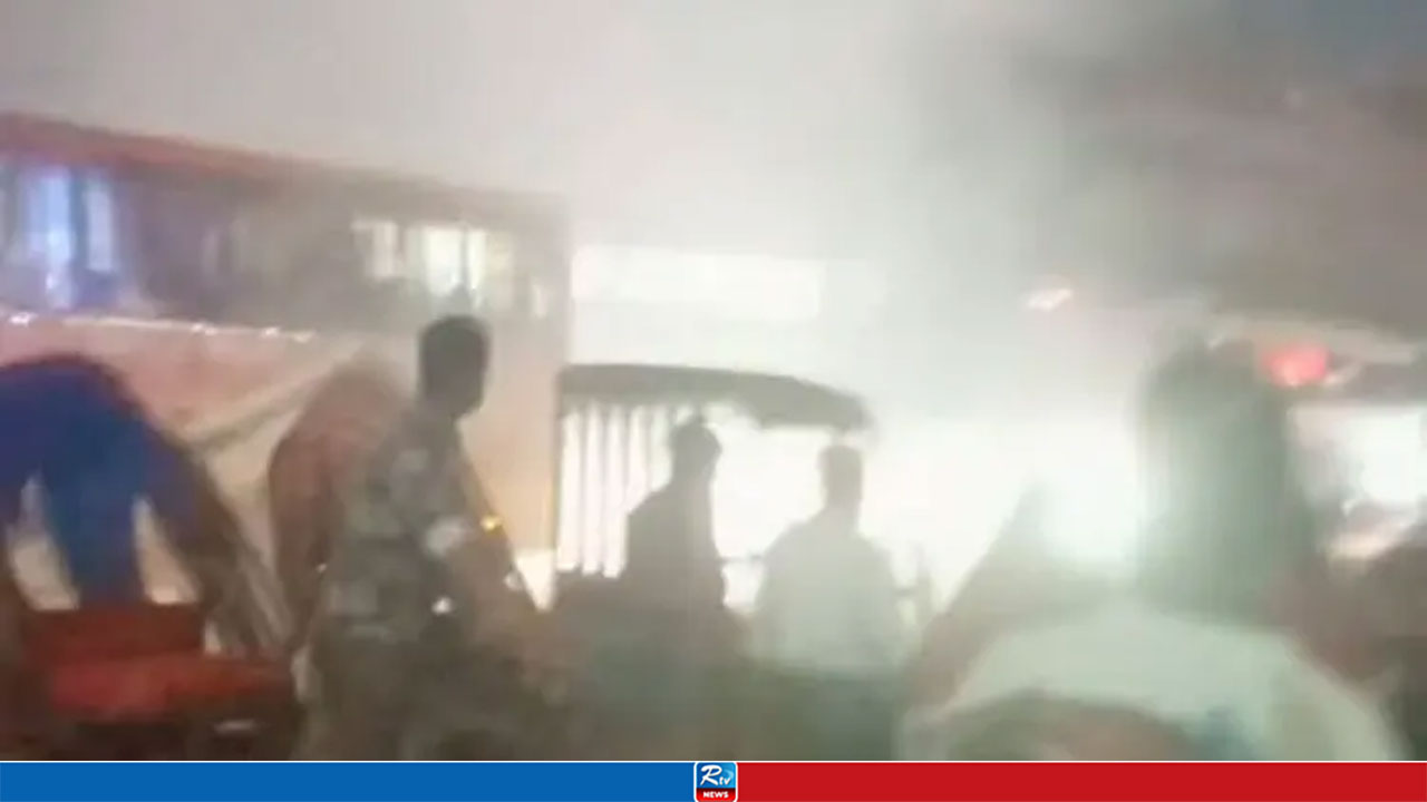 যাত্রাবাড়ীতে ককটেল বিস্ফোরণ, অটোচালক আহত
