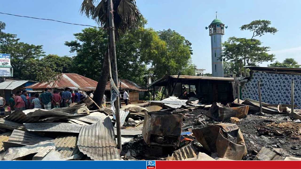 আগুনে পুড়ল কচুয়ার পাঁচ ব্যবসাপ্রতিষ্ঠান, ১৫ লাখ টাকার ক্ষতি