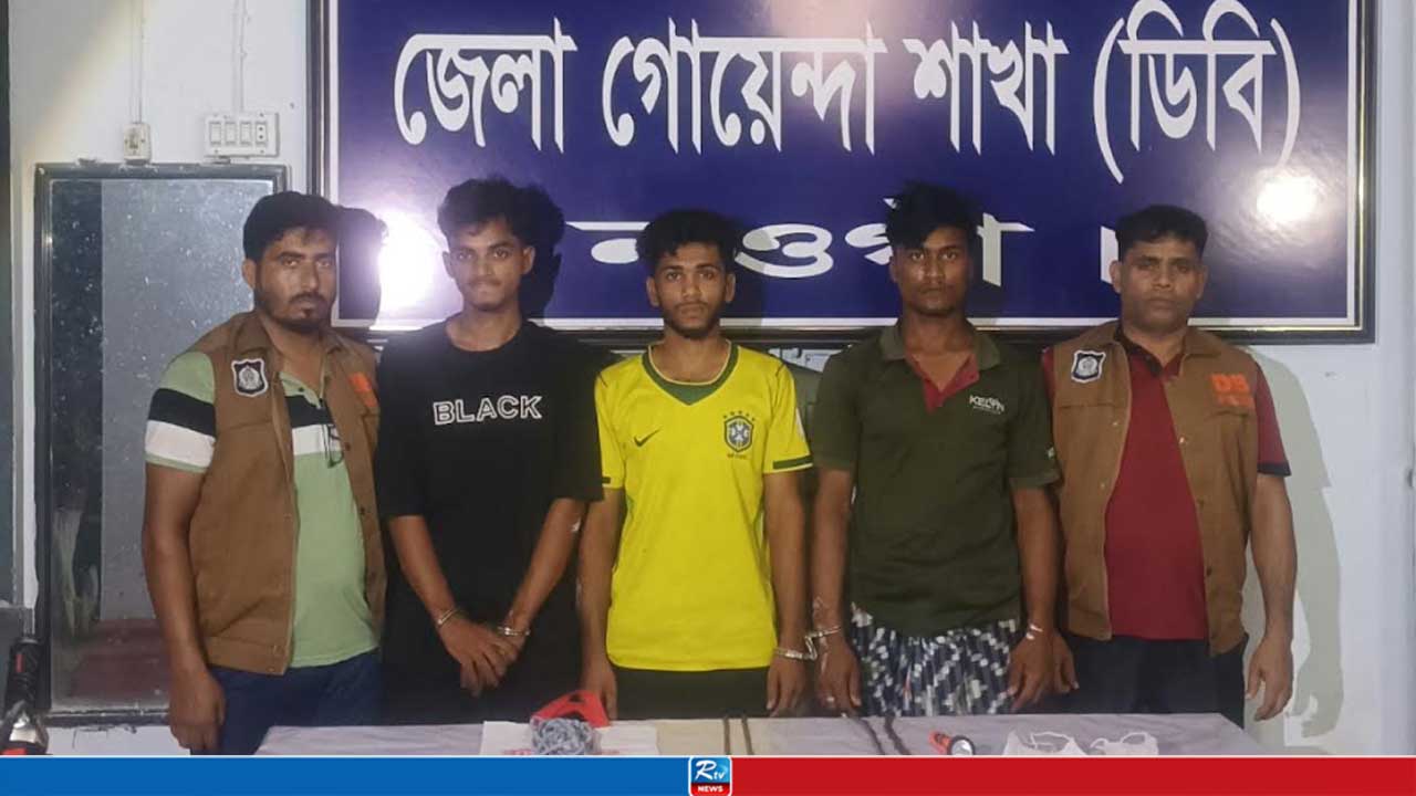 সড়কে দড়ি ফেলে অপেক্ষা, ‘মুরগির’ বদলে এলো ডিবির দল