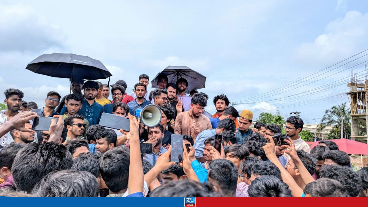 ৪ দফা দাবি দিয়ে কুমিল্লায় মহাসড়ক অবরোধ প্রত্যাহার শিক্ষার্থীদের