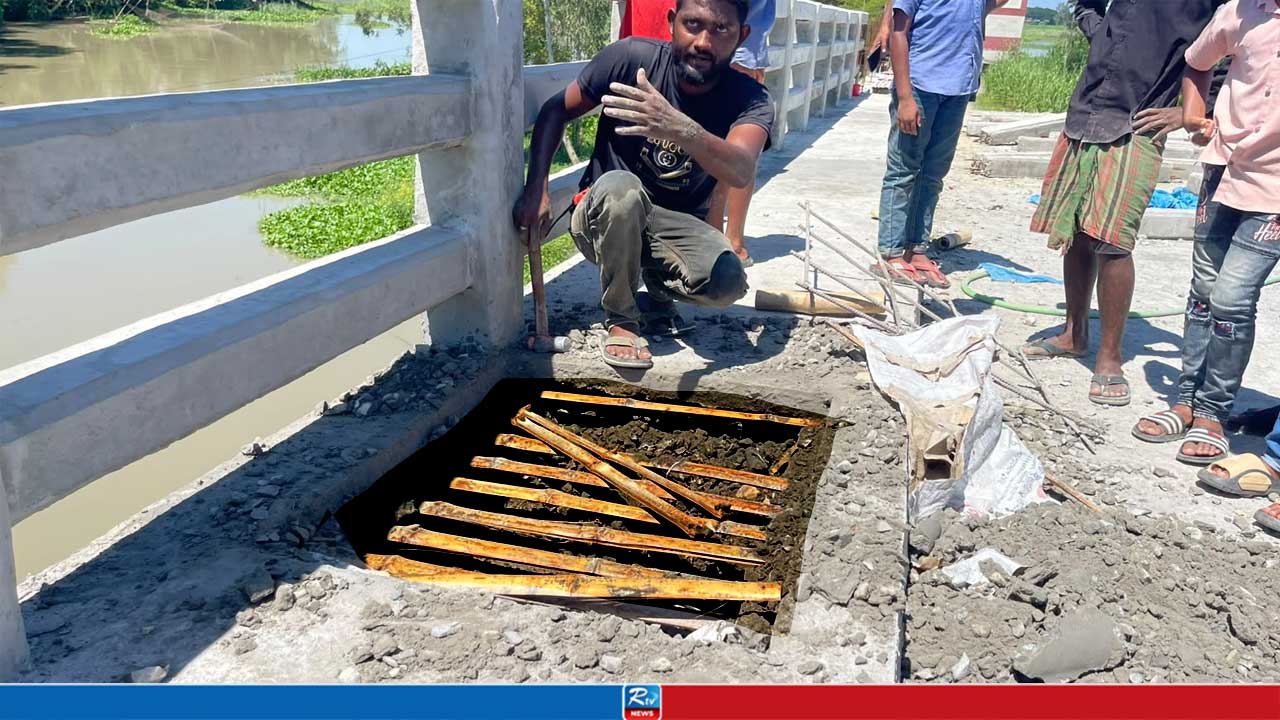 রডের বদলে বাঁশ দিয়ে চলছে ১০ কোটি টাকার ব্রিজের নির্মাণকাজ