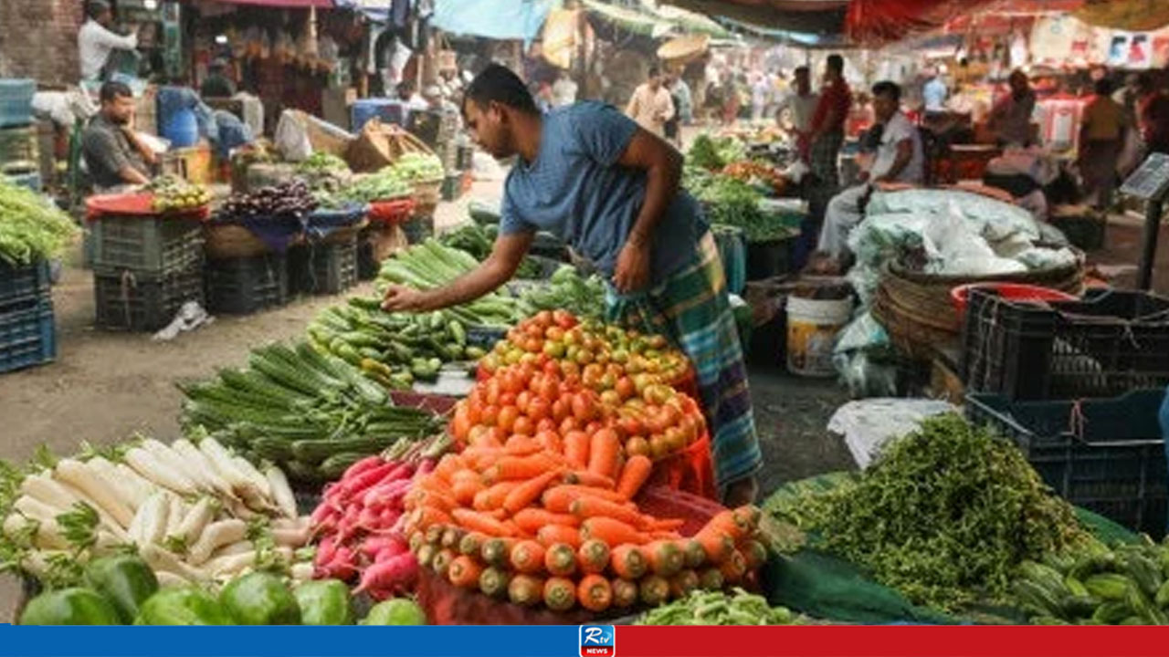 জ্বালানি তেলের দাম বাড়ার এক দিনেই চড়া নিত্যপণ্যের বাজার