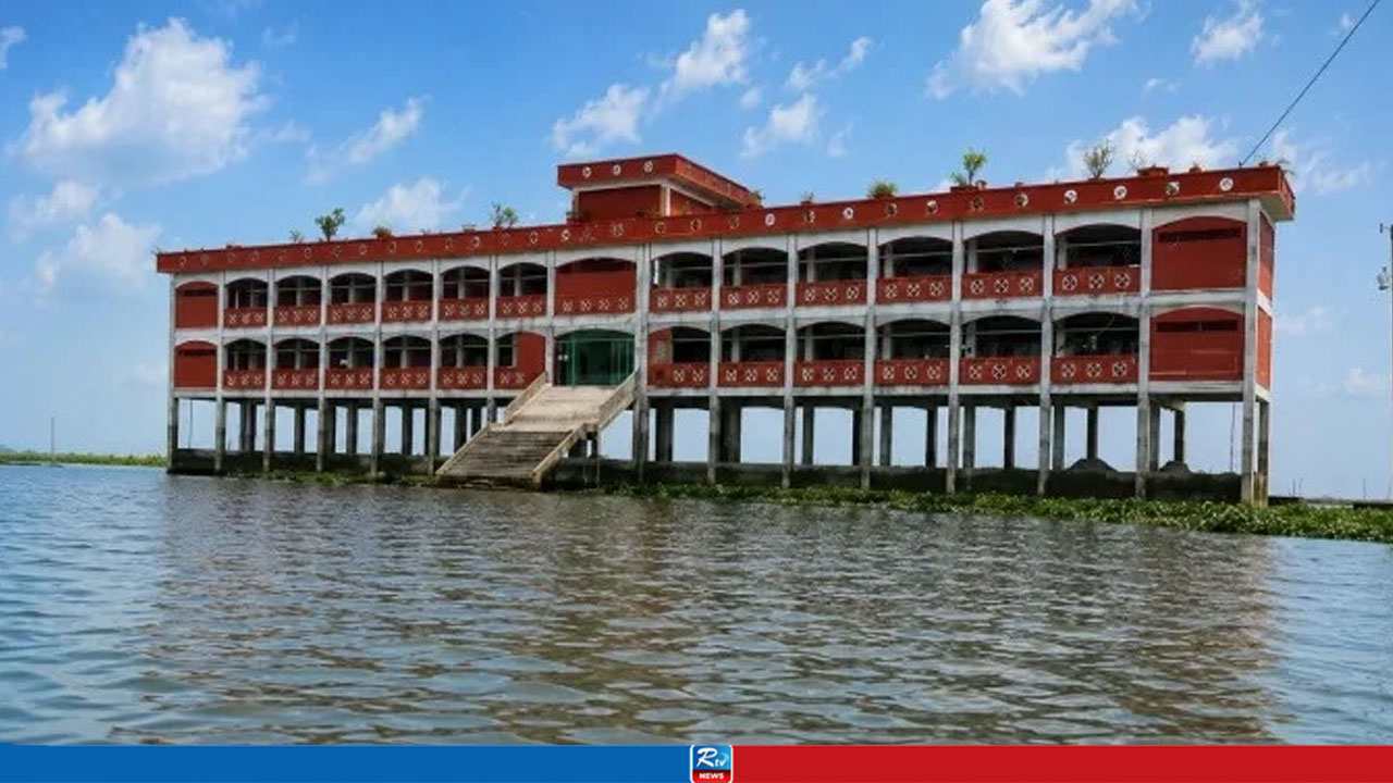 হাওরের বুকে স্কুল, শত প্রতিকূলতার মাঝেও ছড়াচ্ছে শিক্ষার আলো