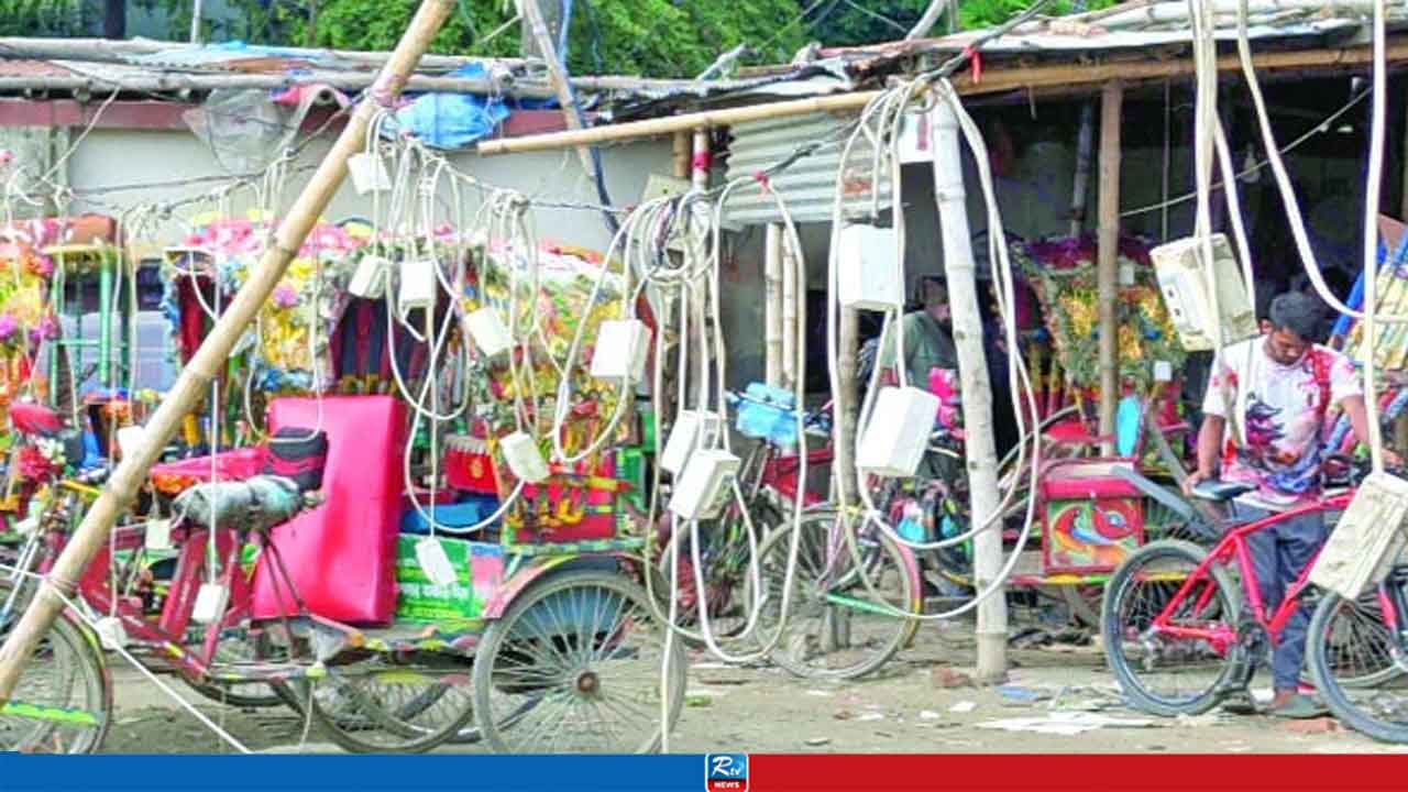 অটোরিকশায় চার্জ দিতে গিয়ে প্রাণ গেল চালকের