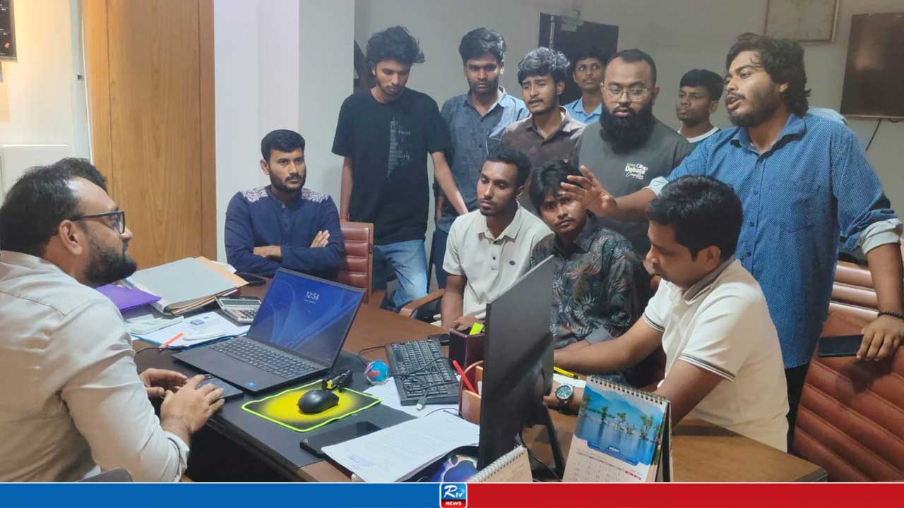 ববি শিক্ষার্থীদের তোপের মুখে সওজ কর্মকর্তা, ঘটনা কী