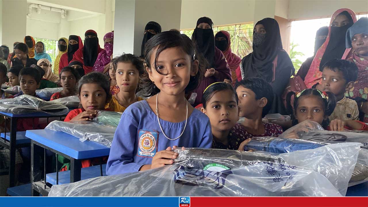 মঠবাড়িয়ায় শতাধিক শিক্ষার্থী পেল স্কুলব্যাগ-ছাতা-ফুটবল