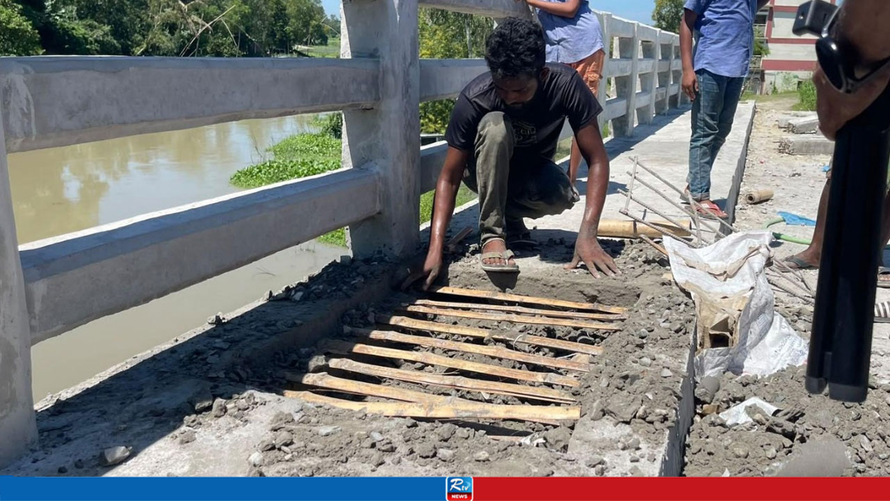 টাঙ্গাইলে ১০ কোটি টাকার সেতুতে রডের বদলে বাঁশ, অতঃপর...