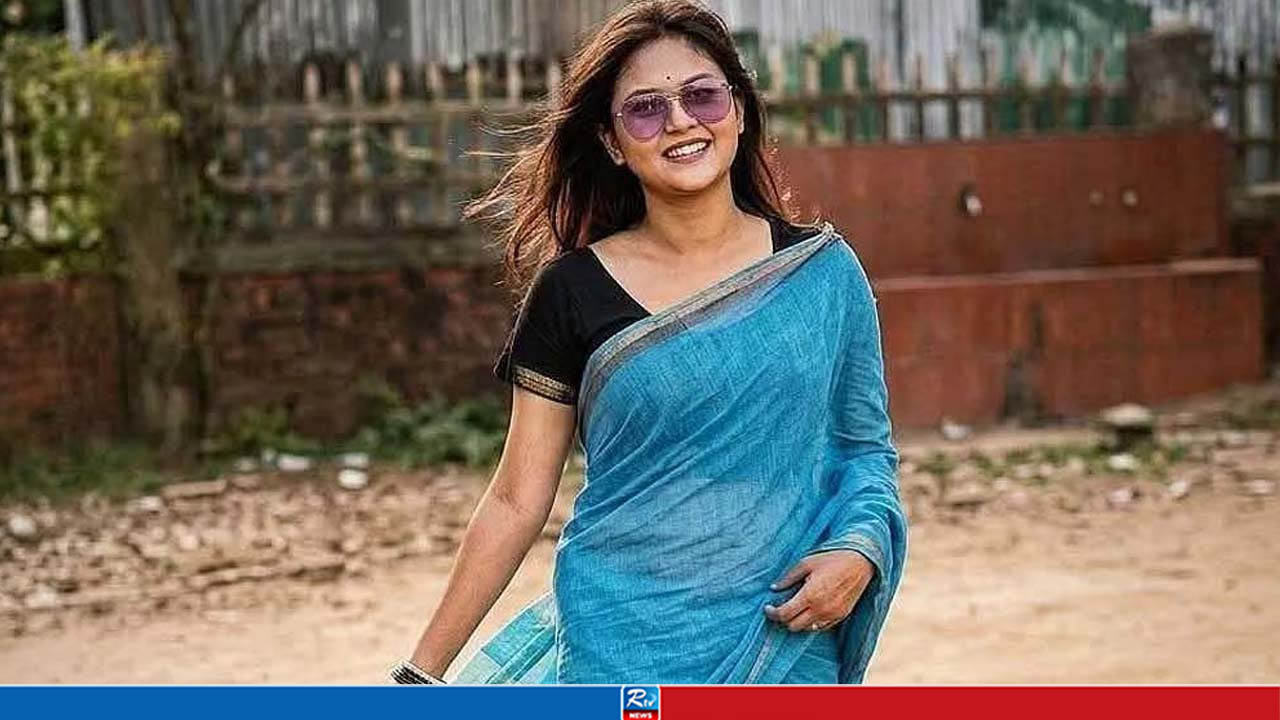 ‘আজ কেন মন উদাসী হয়ে’ গানের রিলে আলোচিত সেই বিউটি হলেন জেলার শ্রেষ্ঠ শিক্ষক