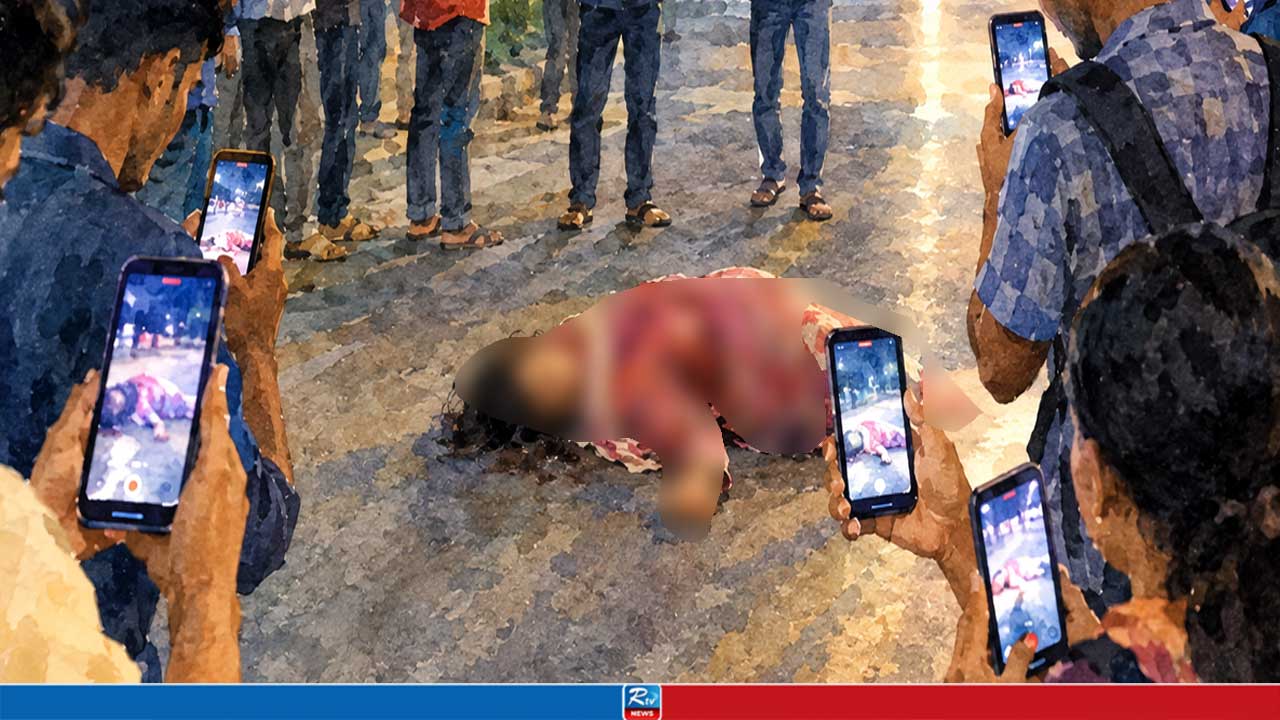 সাহায্য চাইছিল সড়কে পড়ে থাকা রক্তাক্ত নারী, ছবি তুলতে ব্যস্ত জনতা