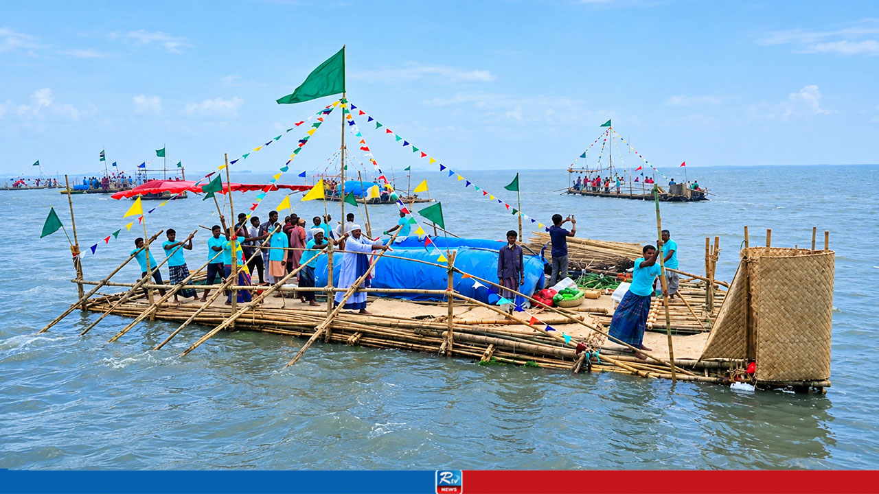 নদীর বুকে বাঁশের ভেলা, স্রোত পেরিয়ে দীর্ঘ যাত্রা