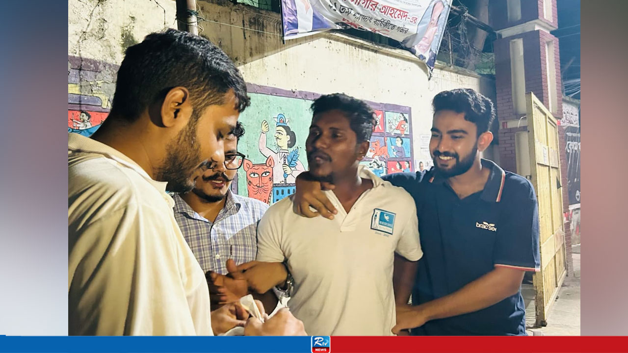 জবিতে ককটেল বিস্ফোরণের পরিকল্পনার সময় যুবক ধরা, অতঃপর...