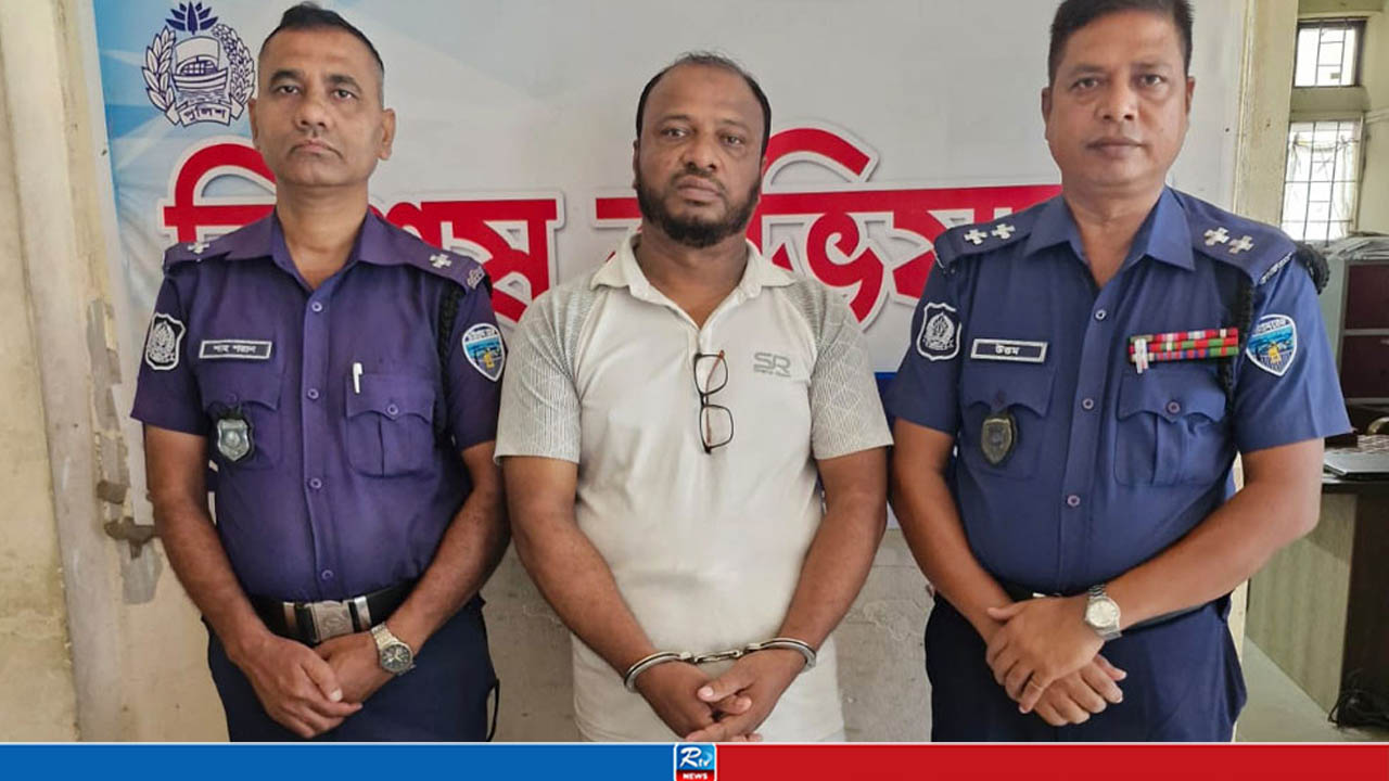 ‘মেড ইন ইন্ডিয়া’ লেখা অস্ত্রসহ স্বেচ্ছাসেবক লীগ নেতা গ্রেপ্তার