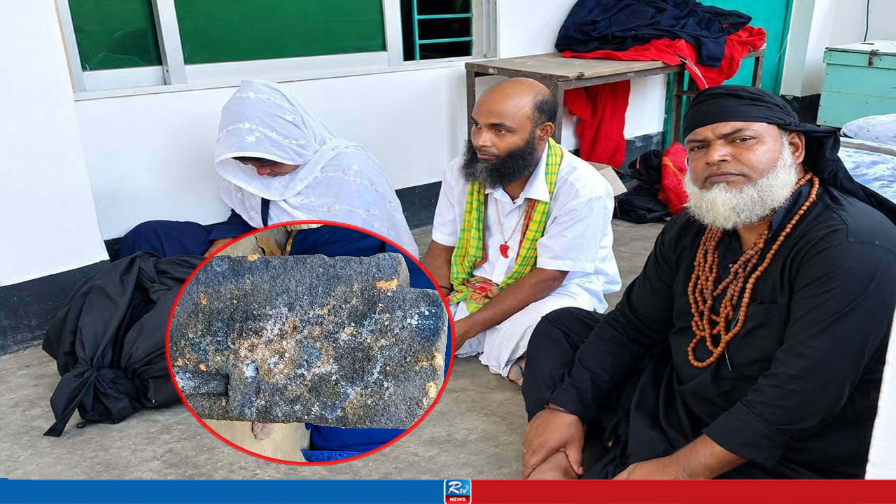 মাজার সংলগ্ন মসজিদ থেকে ঐতিহাসিক পাথর চুরি, অতঃপর...