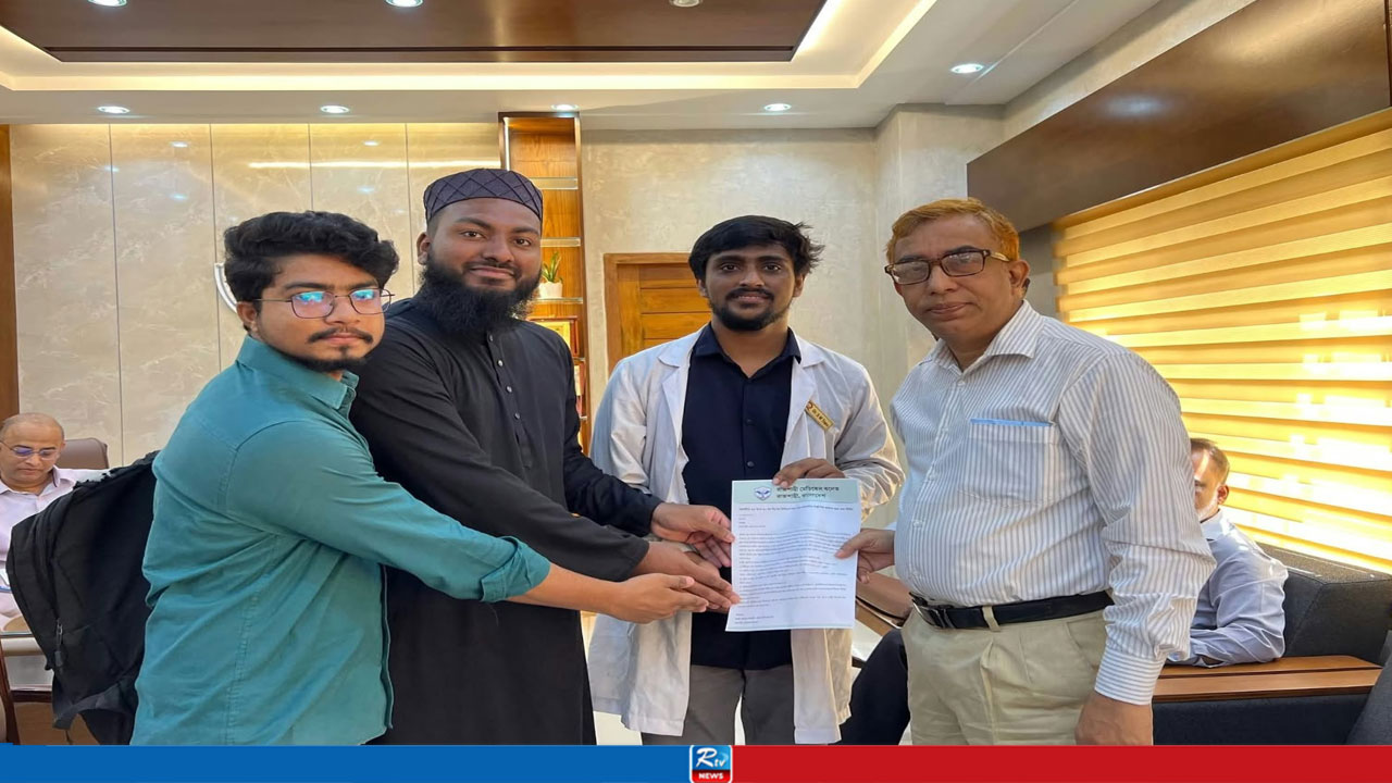 ১১ দফা দাবিতে রামেক অধ্যক্ষের কাছে স্মারকলিপি প্রদান