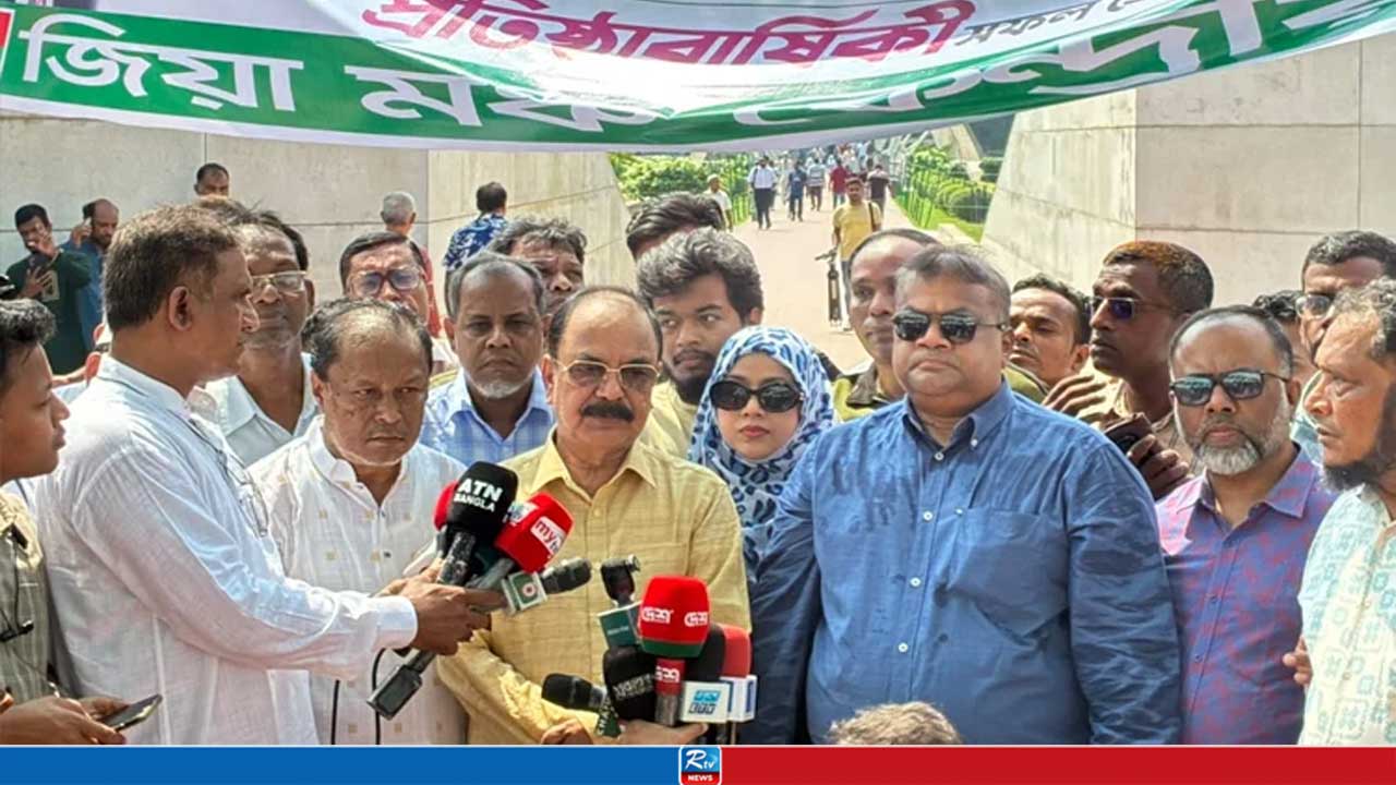 ফ্যাসিবাদের চরিত্র বহনকারী অনেকেই দেশে বসে আছে: গয়েশ্বর