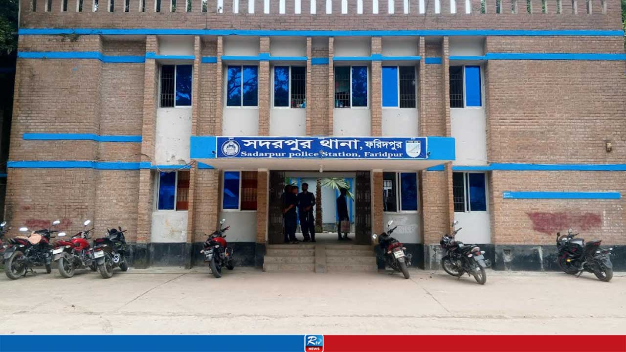ভ্যানের চাকায় ওড়না পেঁচিয়ে কিশোরীর মৃত্যু