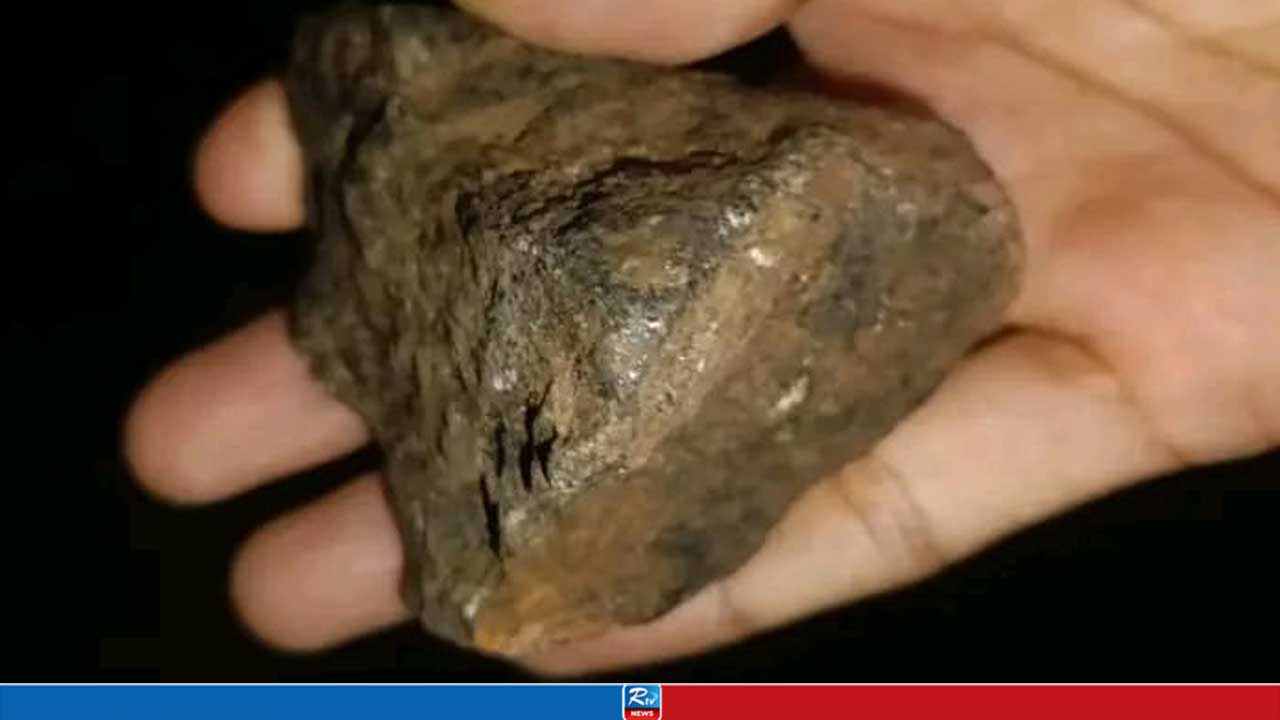 চলন্ত ট্রেন থেকে রাবি শিক্ষার্থীদের লক্ষ্য করে পাথর নিক্ষেপ