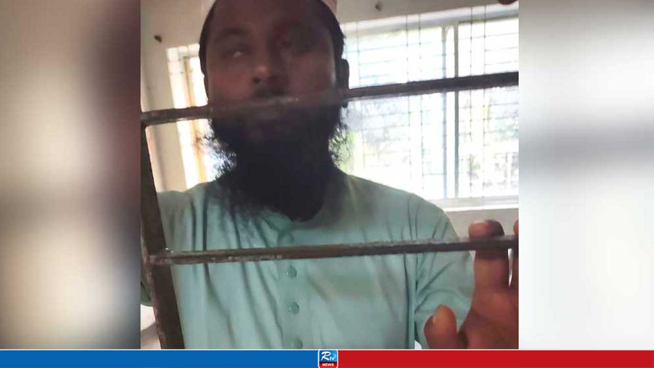 মাদরাসাছাত্রীকে একা পেয়ে ক্লাসরুমের দরজা লাগিয়ে দেন শিক্ষক, অতঃপর...
