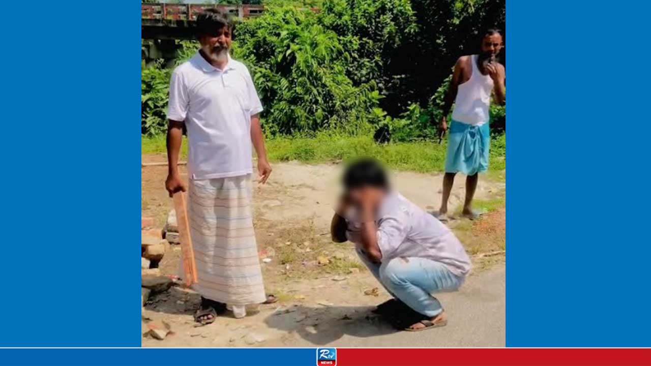 ছাত্রীকে উত্ত্যক্ত করতে স্কুলের গেটে কিশোর, অতঃপর...
