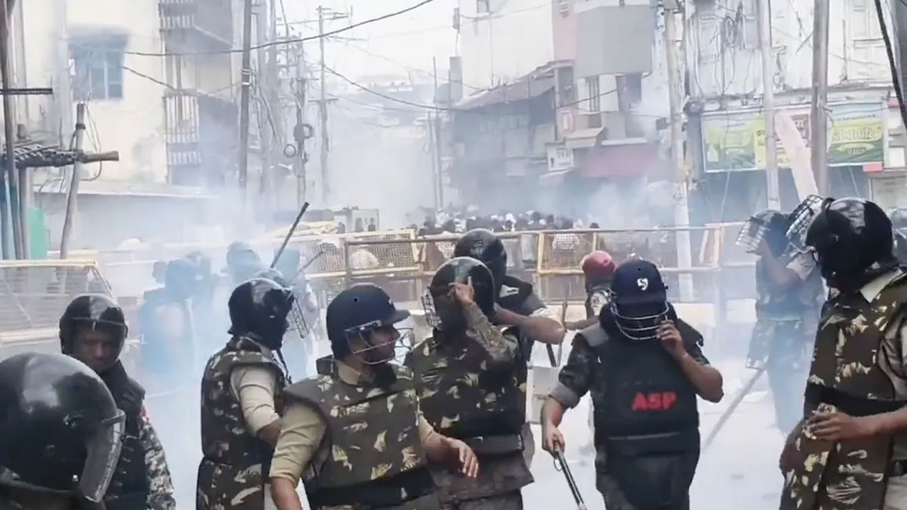 ভারতের মধ্যপ্রদেশের উজ্জয়িনীতে ঐতিহাসিক শাহী মসজিদ রক্ষায় মুসলিমদের অবস্থান ছত্রভঙ্গ করতে পুলিশের কাঁদানে গ্যাস নিক্ষেপ । ছবি: সংগৃহীত