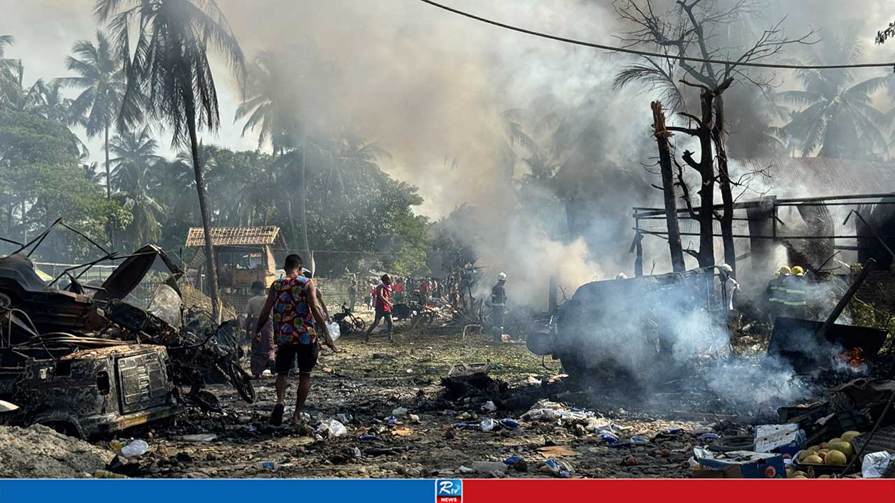 রাখাইনে মিয়ানমার সেনাবাহিনীর বিমান হামলা, নিহত বেড়ে ৫০