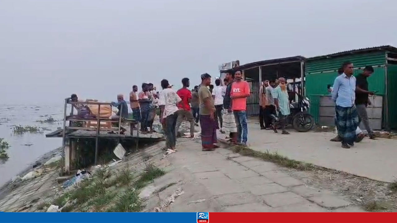 পদ্মায় তীররক্ষা বাঁধে ফাটল, আতঙ্কে স্থানীয়রা