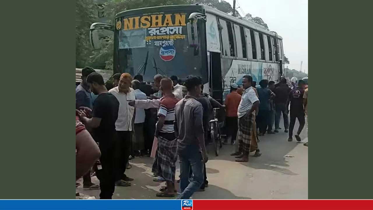 ঝিনাইদহে বাসের ধাক্কায় পৌর কর্মচারী নিহত