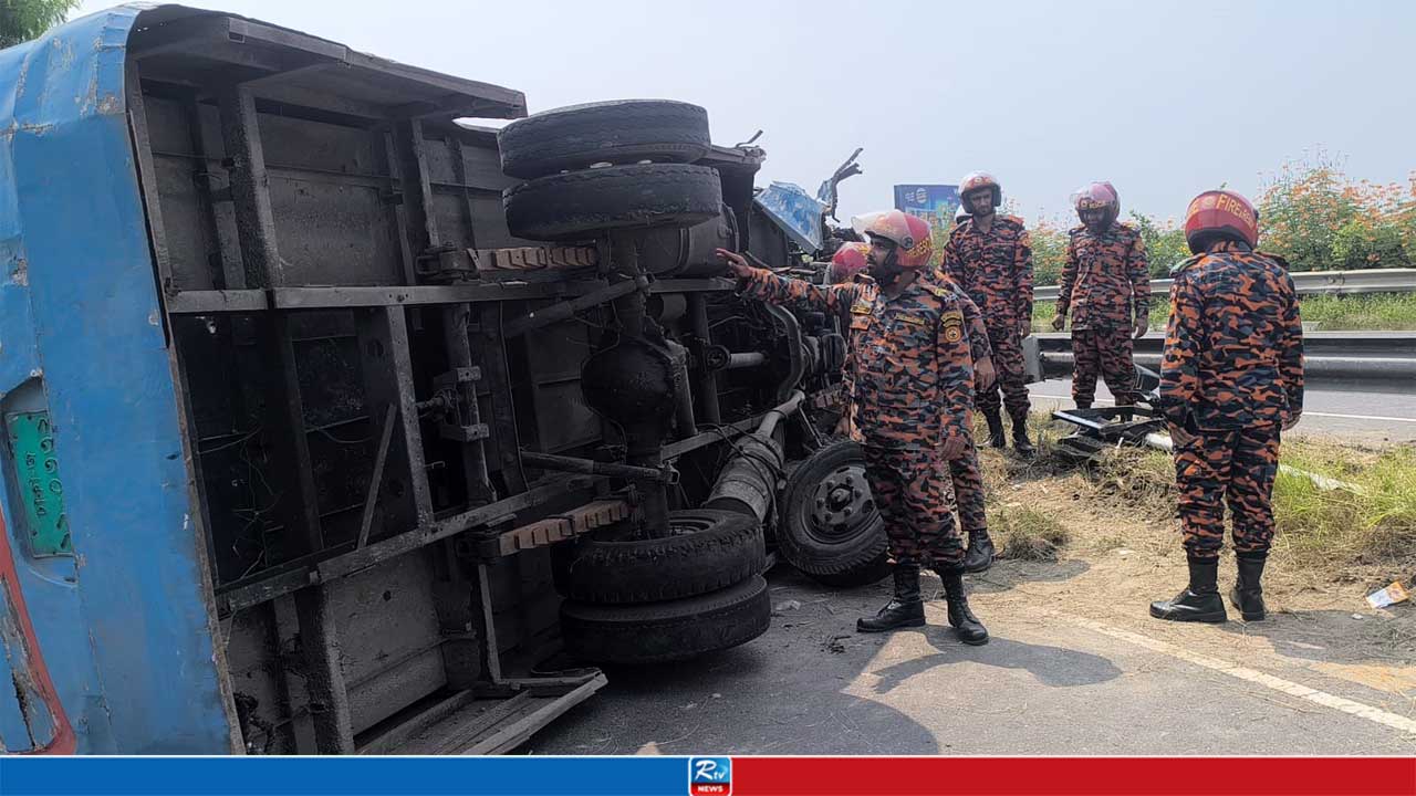 ঢাকা-মাওয়া এক্সপ্রেসওয়েতে উল্টে গেল যাত্রীবাহী বাস