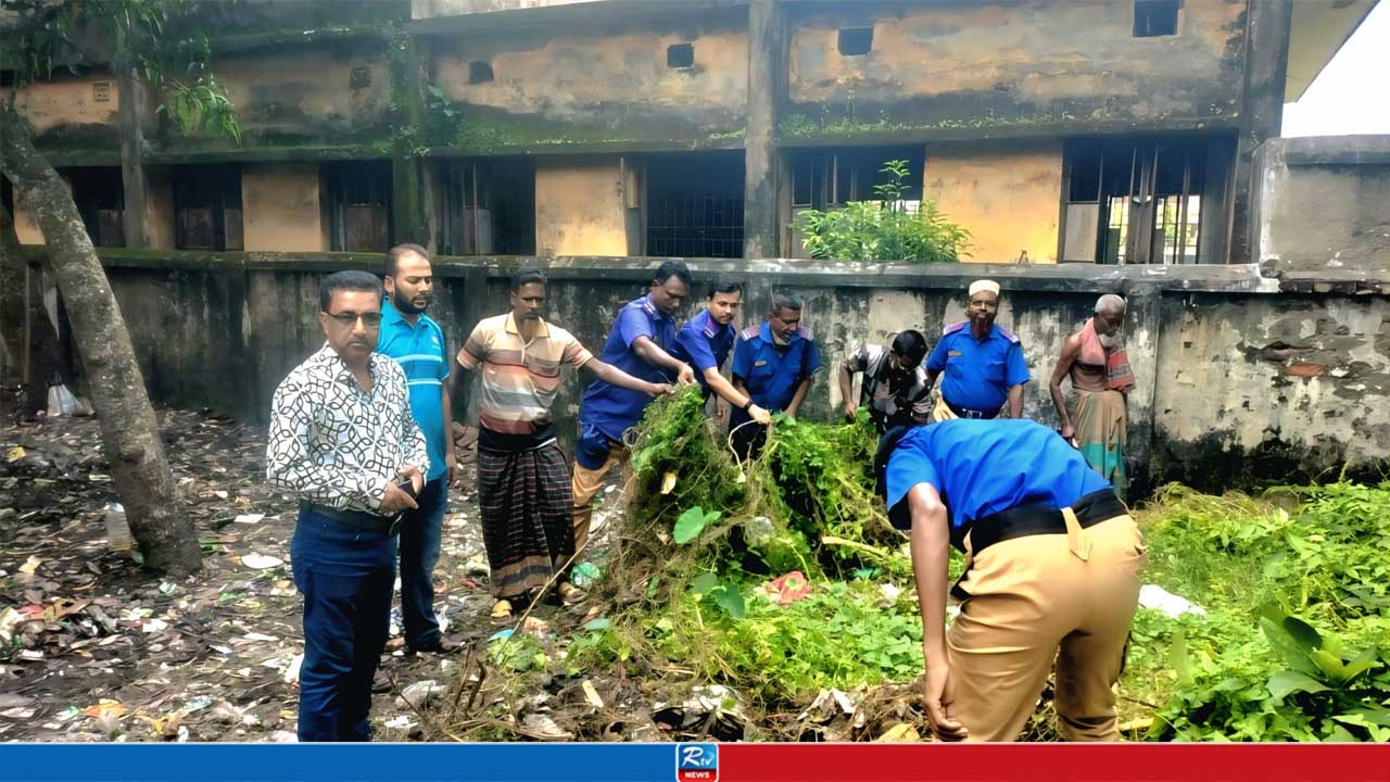 আরটিভিতে সংবাদ প্রকাশ: বিদ্যালয়ের পাশে ময়লার ভাগাড় পরিষ্কারে উদ্যোগ
