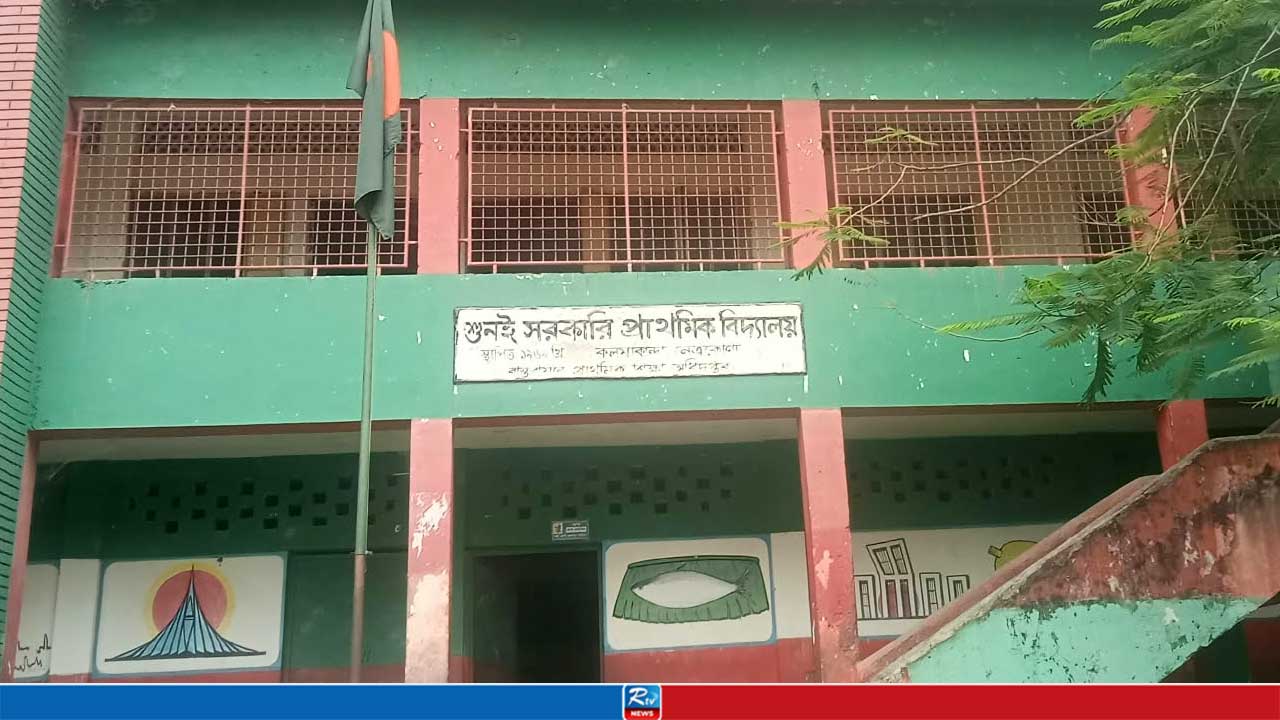 বিদ্যালয়ের মিটিংয়ে শিক্ষিকাকে থাপ্পড় দিলেন শিক্ষক