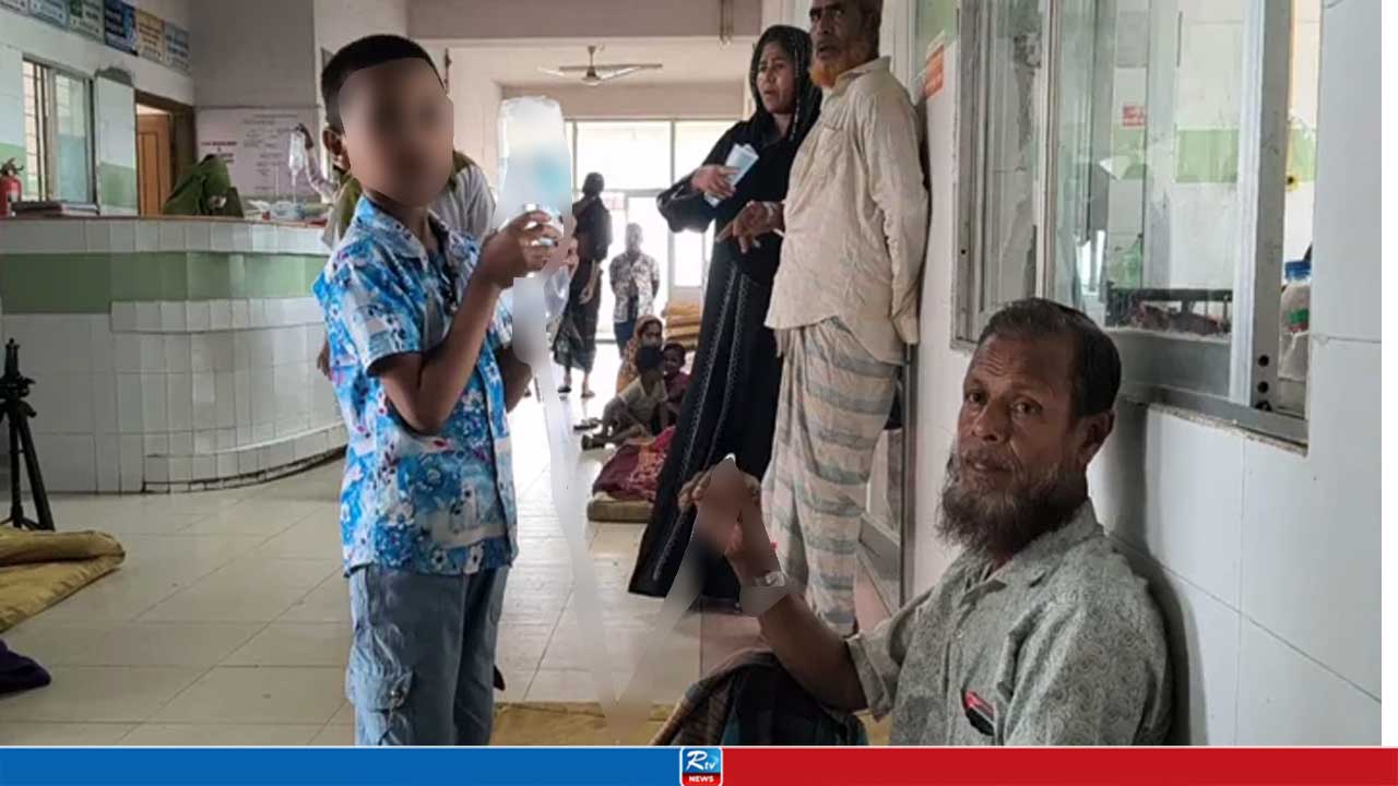 হাসপাতালের মেঝেতে চলছে বাবার চিকিৎসা, স্যালাইনের বোতল হাতে ছেলে