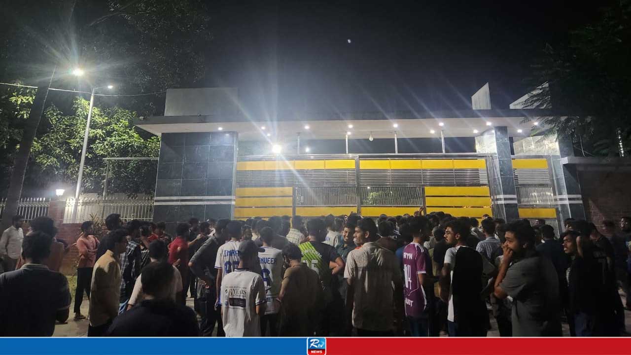 রুয়েটে বহুতল হলে লিফট চালুর দাবিতে শিক্ষার্থীদের লং মার্চ