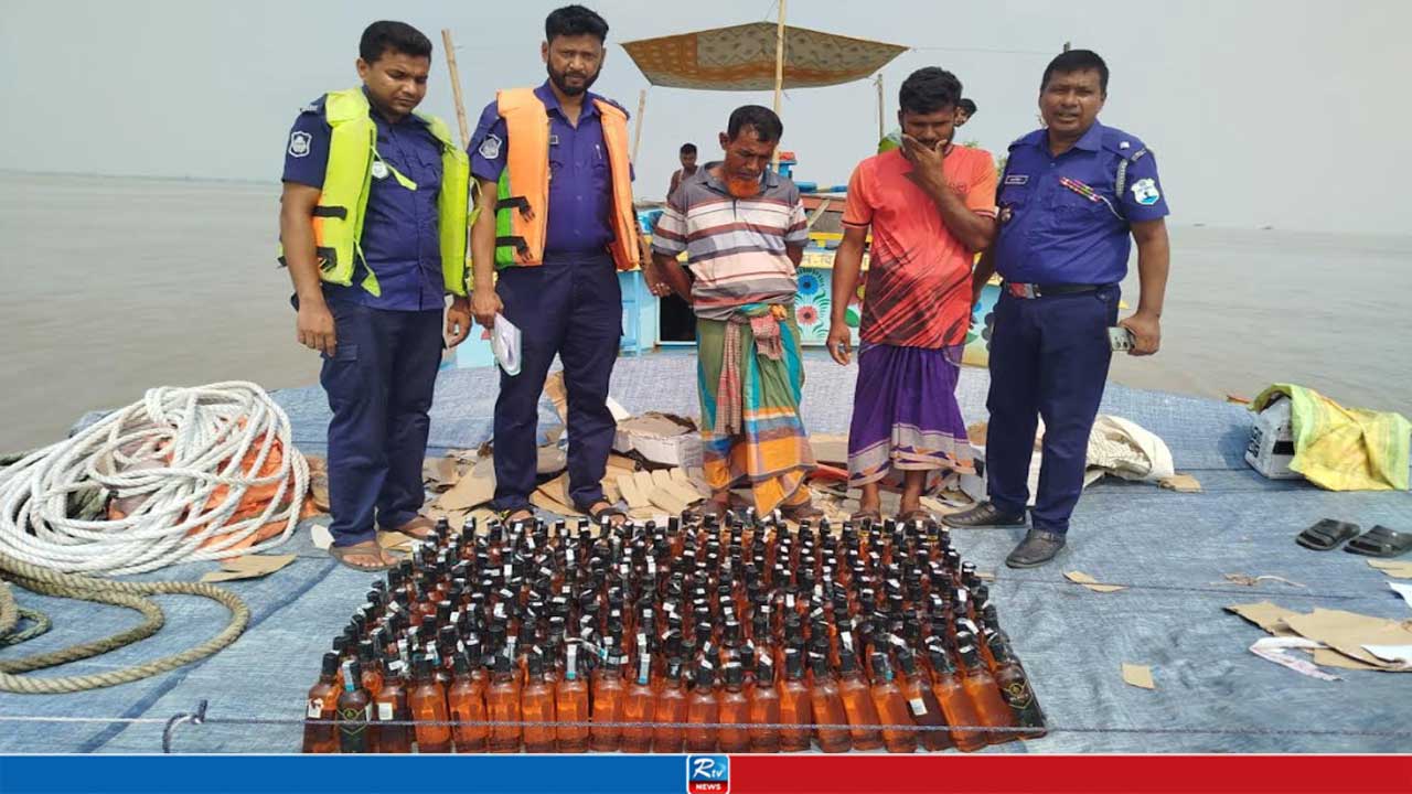 পদ্মায় বাল্কহেডে মিলল ৩০৫ বোতল ভারতীয় মদ